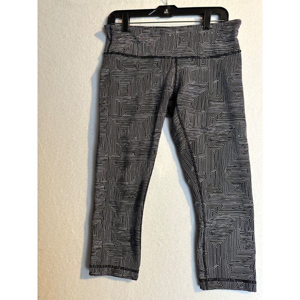 🖤 Lululemon Black & White Maze Pattern Under Crop Leggings - Size 10 (Large)